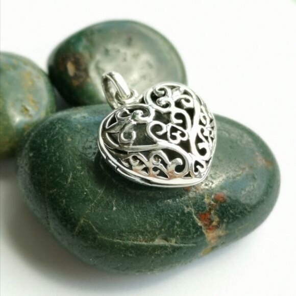New Tudor revival heart locket in Sterling Silver - Picture 8 of 8
